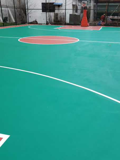 秦都 球场长期使用易出现地面开裂
